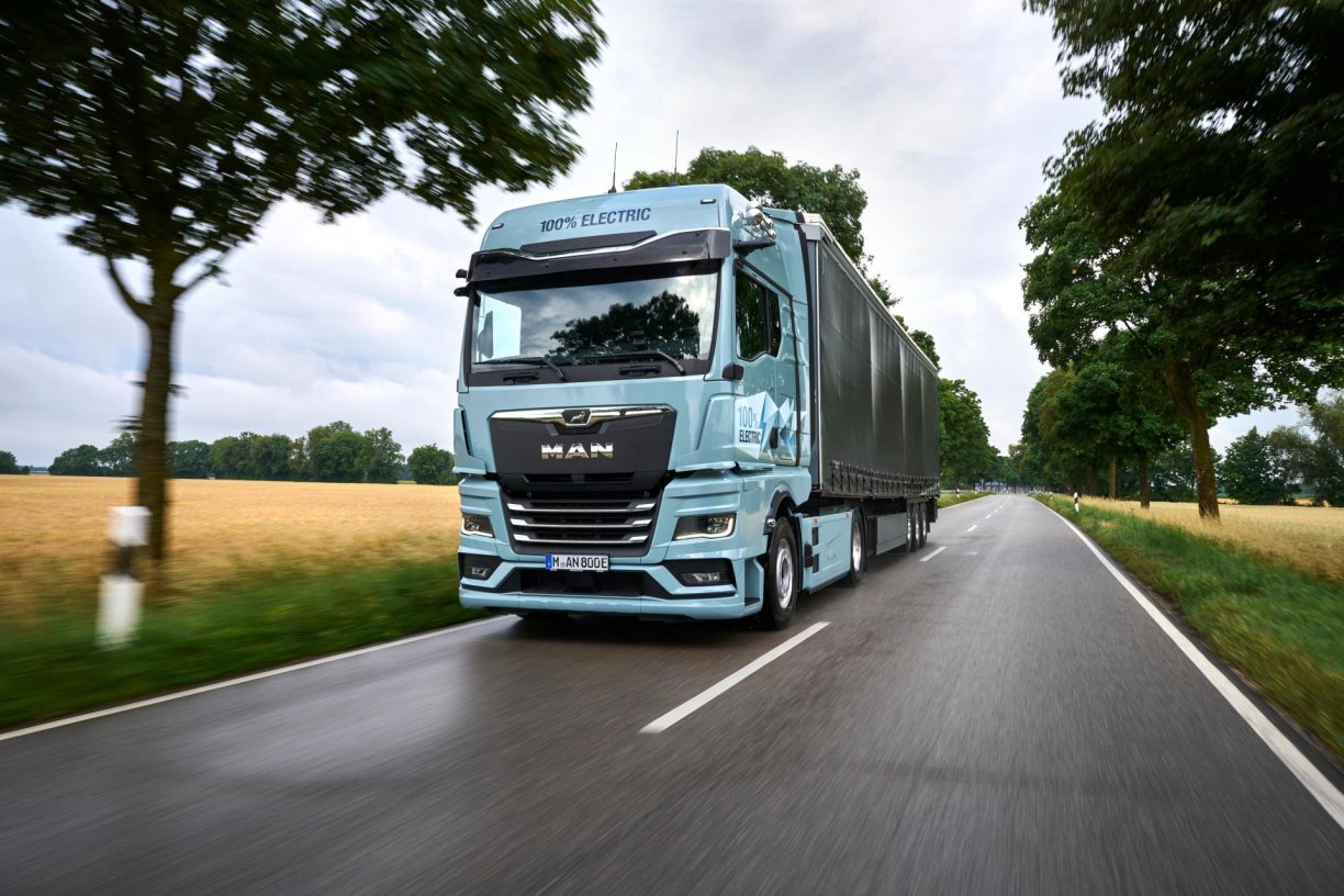 2025MY eTGX 4x2 tractor 2